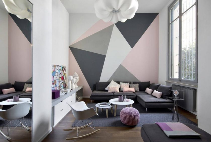 kertas dinding di ruang tamu dengan corak geometri