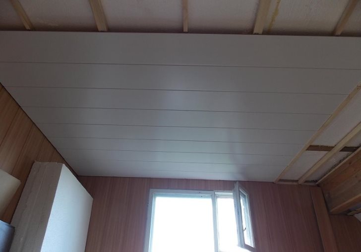 Het plafond van de keuken bedekken met PVC-panelen op een houten krat