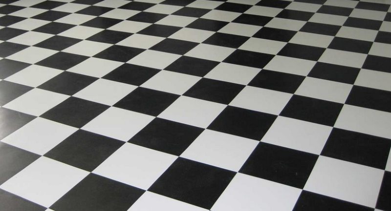 Cubierta de colocación de azulejos en blanco y negro