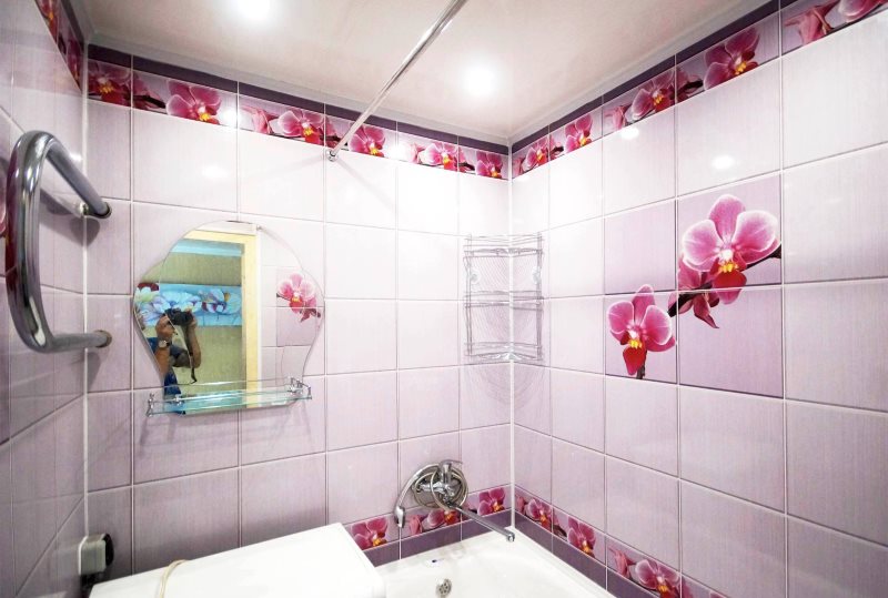 Kevyt paneelit, joissa on kuvio paneelitalon kylpyhuoneessa