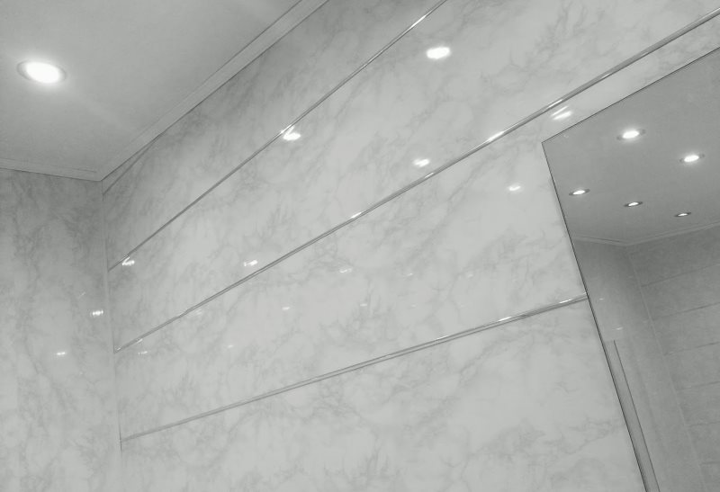 A fürdőszoba falainak vízszintes burkolata PVC panelekkel
