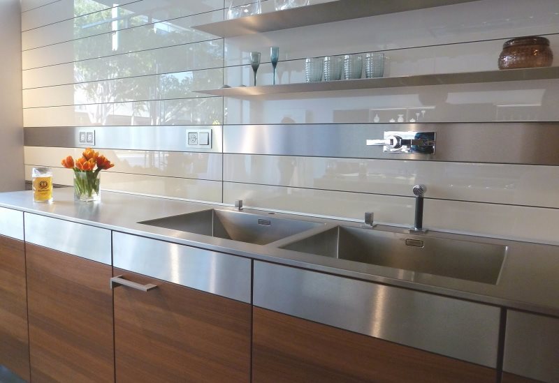 Panels horizontally above the kitchen sink