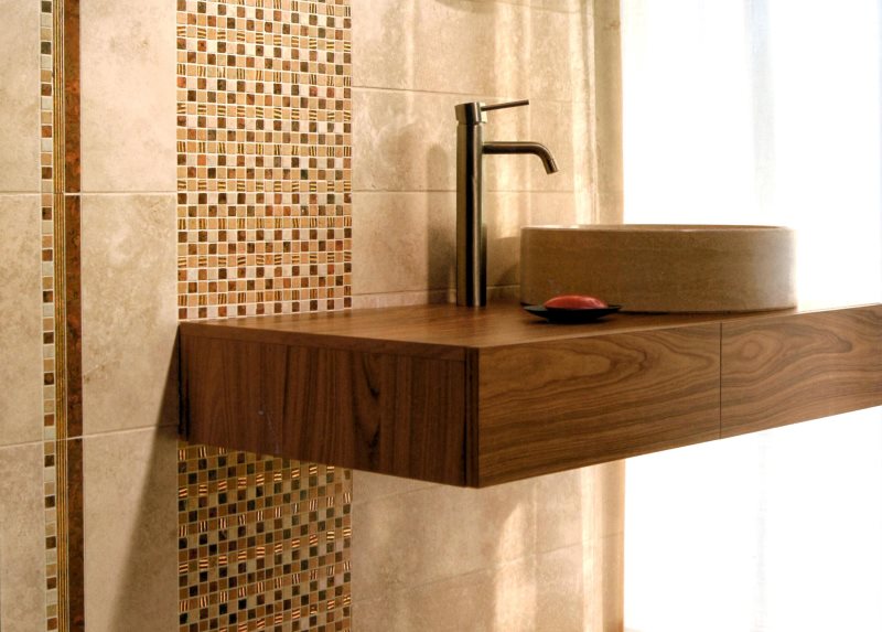 The combination of glass mosaic and ceramic tiles