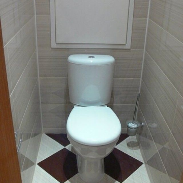 Keramiska plattor på golvet i en kompakt toalett
