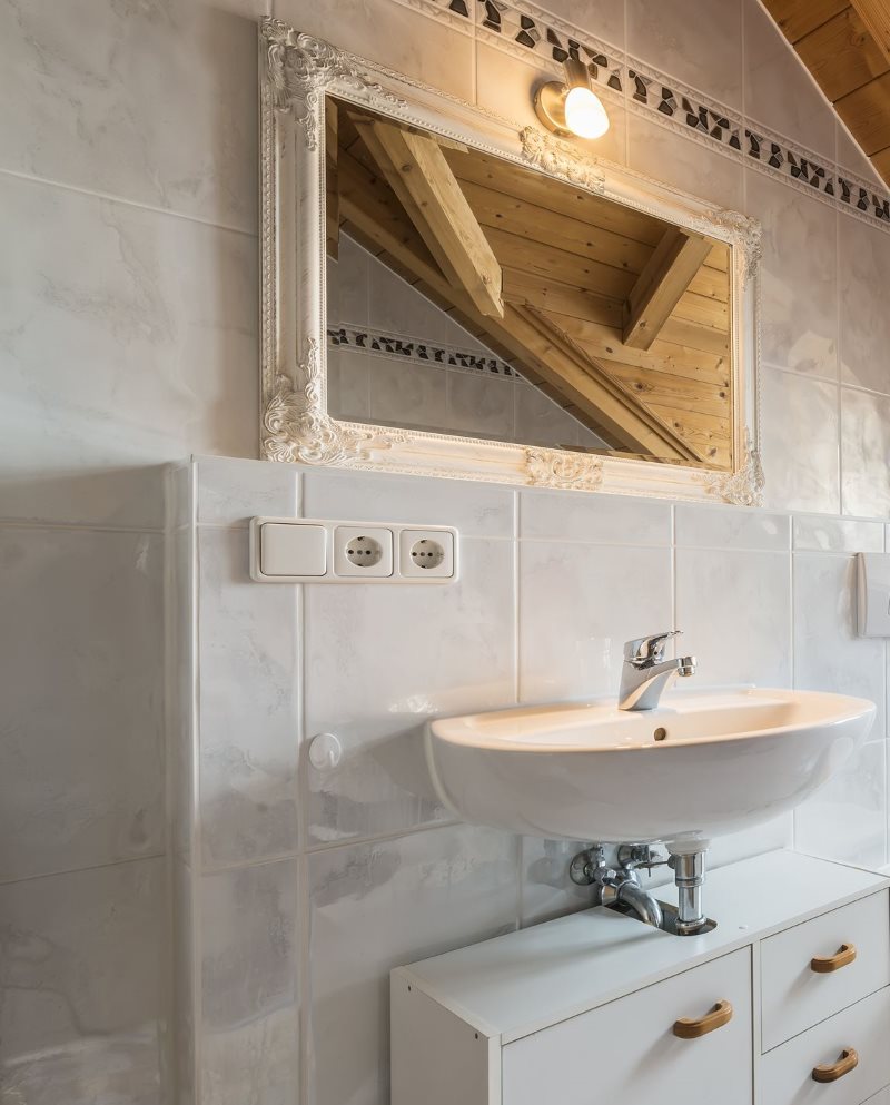 Ceramic tiling of toilet walls in a country house