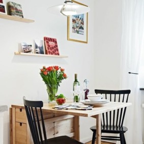 Boeken over houten planken in het interieur van de keuken