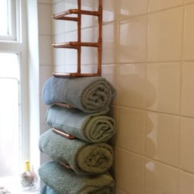 Hromadu šedých ručníků