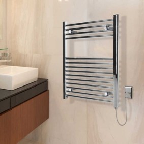 Electric heated towel rail in the form of a short flight of stairs