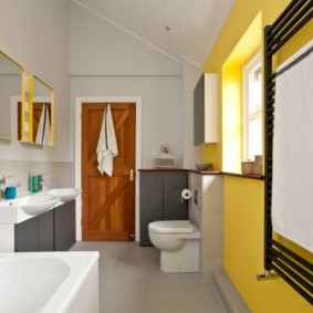 Dzeltena siena vannas istabas interjerā