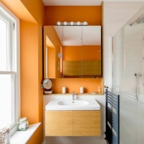 Bright wall decoration in the bathroom