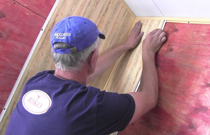 Installation av PVC-paneler på en plywoodbotten