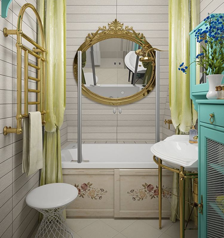 Speil i en forgylt ramme over et hvitt badekar
