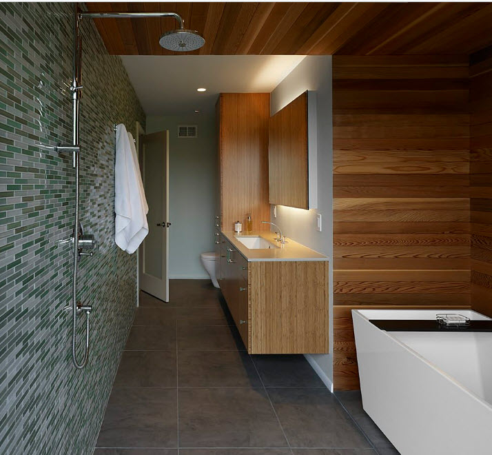 Hnědý dřevěný panel v interiéru koupelny