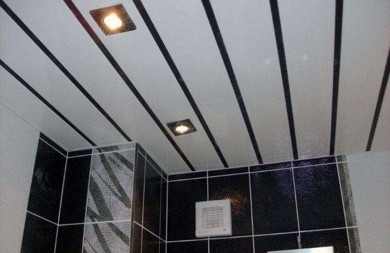 Paneles de listones en el techo del baño en un apartamento de la ciudad