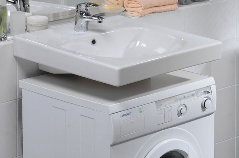 Chiuveta albă peste o mașină de spălat modernă