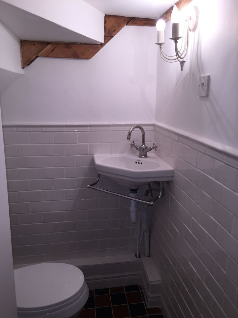 Chiuveta de toaletă din colț sub scări