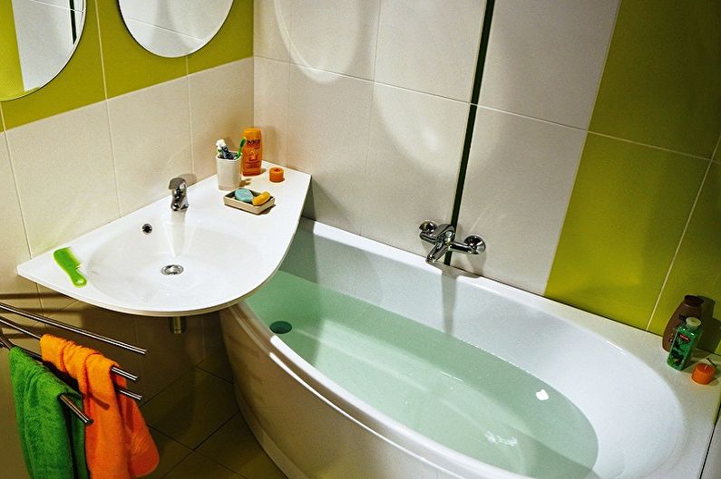 Kompakt placering av ett badkar och handfat i ett litet badrum