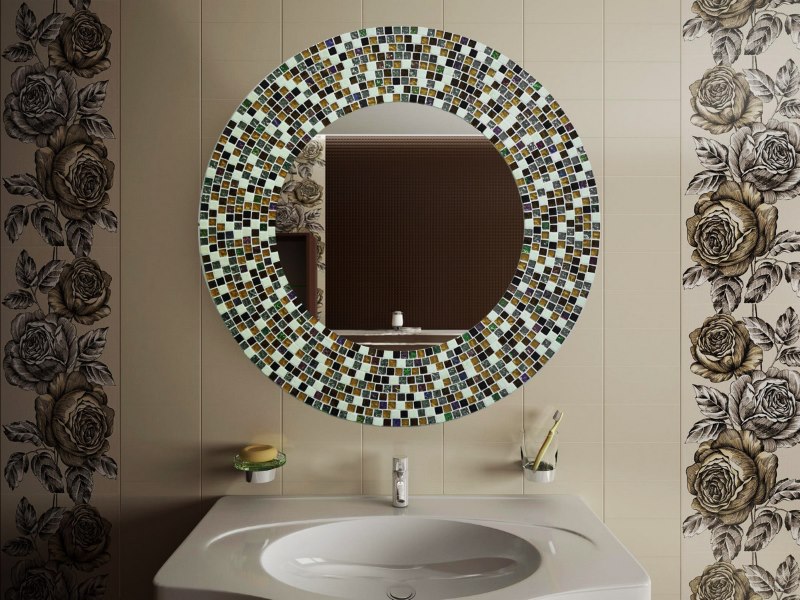 Enmarcar espejos de mosaico en el baño