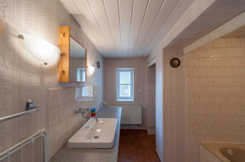 Plafond blanc dans une salle de bain de style moderne