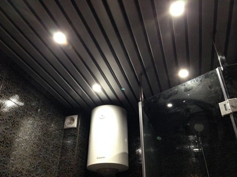 Type de plafond noir avec lumières intégrées
