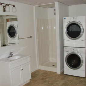 Bồn tắm rộng rãi với hai máy giặt