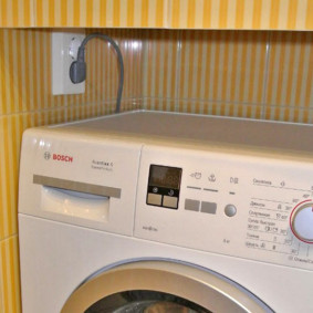 Două priză într-o nișă cu o mașină de spălat