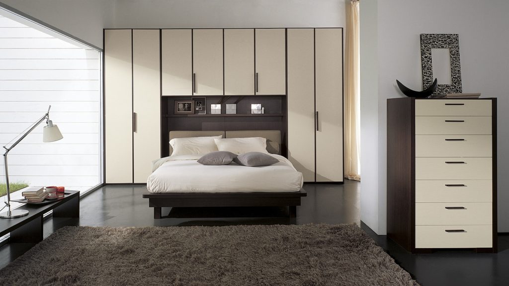 sifonier peste pat în ideea de design a dormitorului