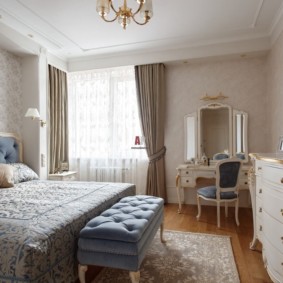 neoklasicisma stila guļamistabas aizkari