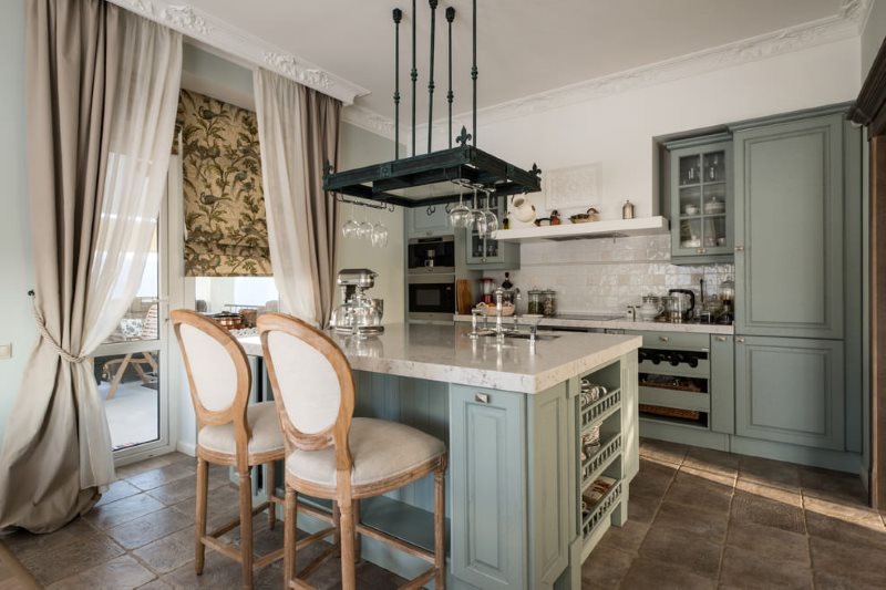 Gordijnen in het interieur van de keuken in de Italiaanse stijl