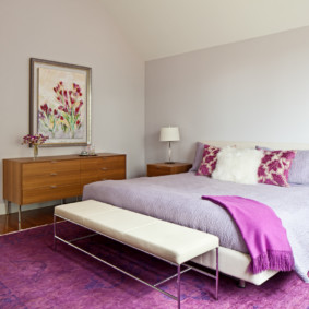 lila hálószoba dekorációval