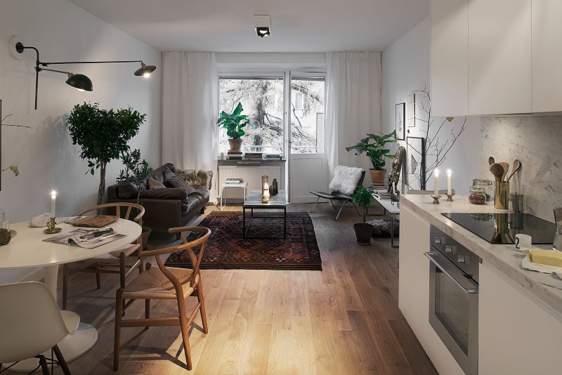 Langwerpige kamer met een balkon in Scandinavische stijl