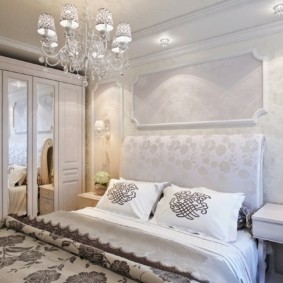 neoklasicisma stila guļamistaba