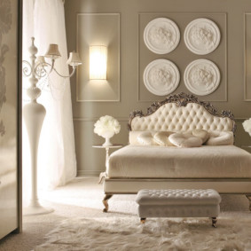 neoklasicisma idejas guļamistabas interjerā