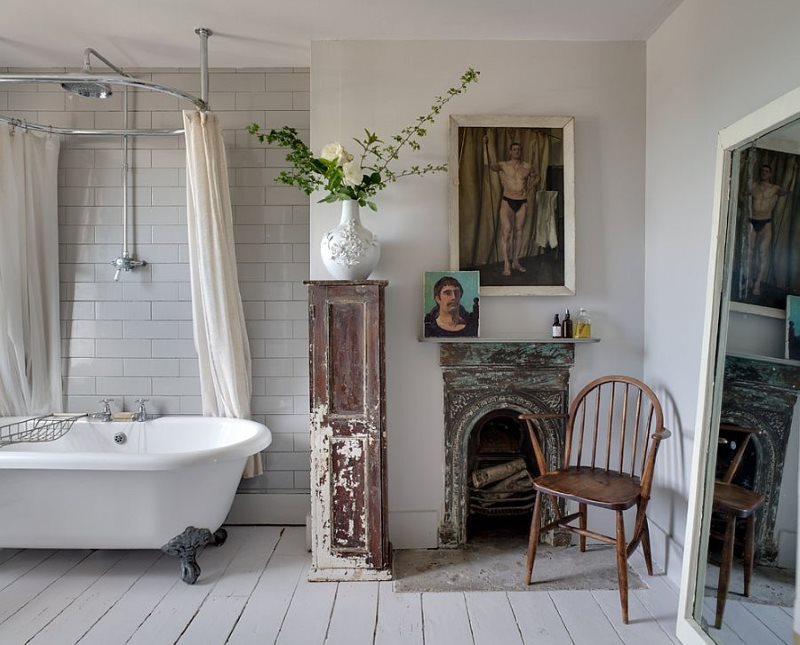 Ang mga lumang bagay sa isang shabby chic style banyo interior