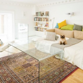 hálószoba-nappali 18 négyzetméter üveg bútorok
