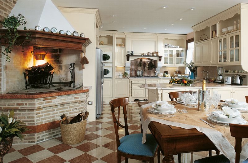 Open haard in het interieur van de keuken van een landhuis