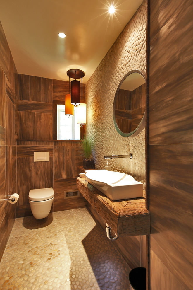سقف مشرق في المرحاض مع ألواح الجدران الخشبية