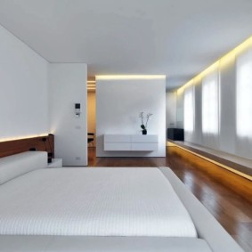 minimalistinis aukštųjų technologijų miegamasis