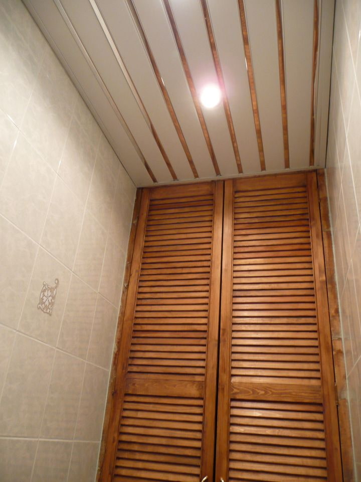 Luminaire encastré sur le plafond du rack des toilettes