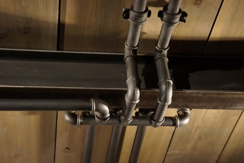 Tuyaux en acier sur le plafond de style loft des toilettes