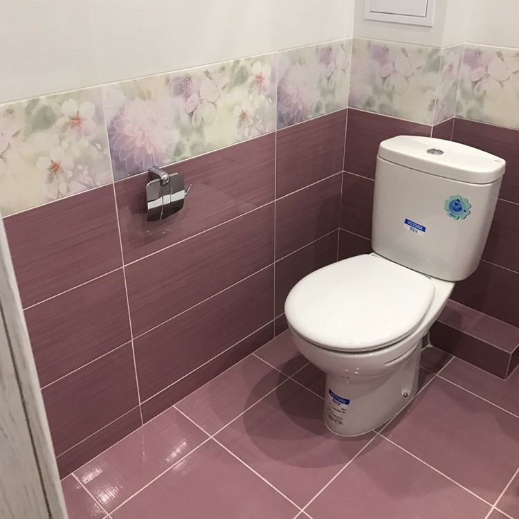 Kompakt vit toalett i Khrushchevs toalett