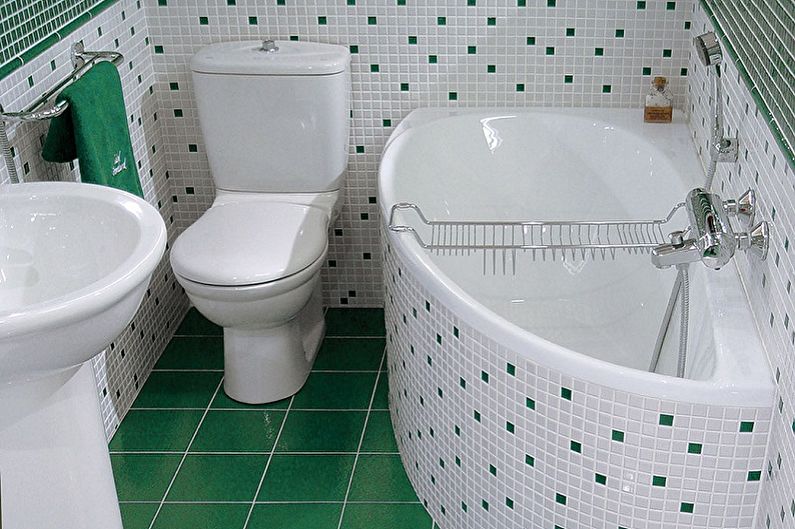 Kompakt hjørnebadekar ved siden av toalettet