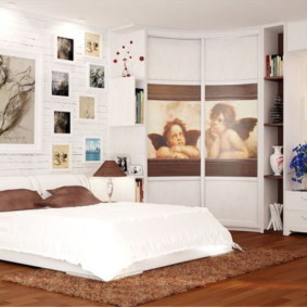 stūra skapis guļamistabas interjera fotoattēlā