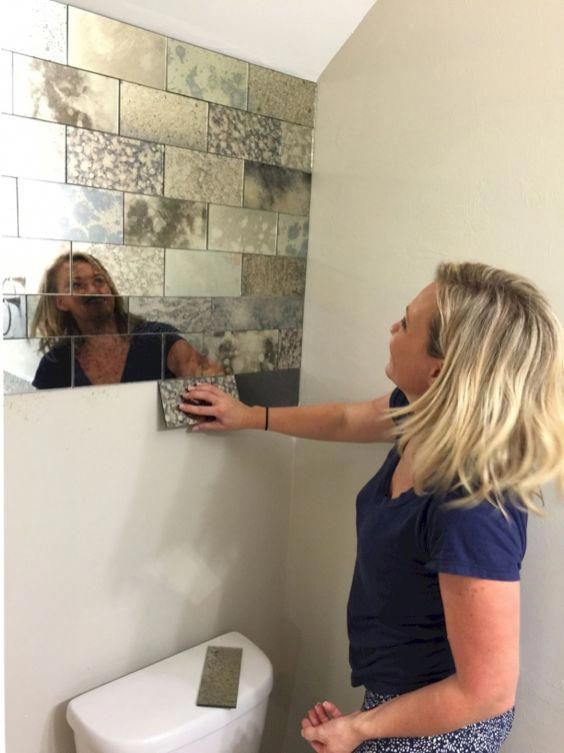 Dekora spoguļa sienas flīzes virs tualetes