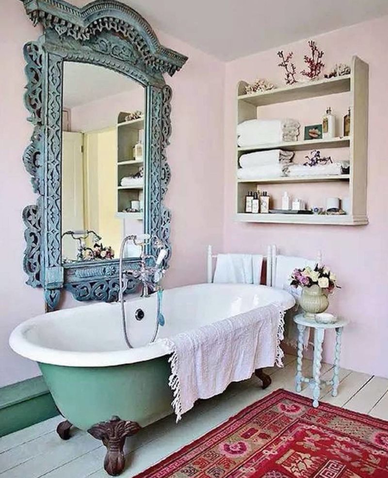 Litinová koupel pod zrcadlem s vyřezávaným rámem