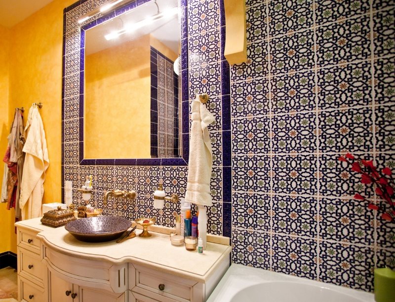 Όμορφη διακόσμηση μπάνιου με πλακάκια