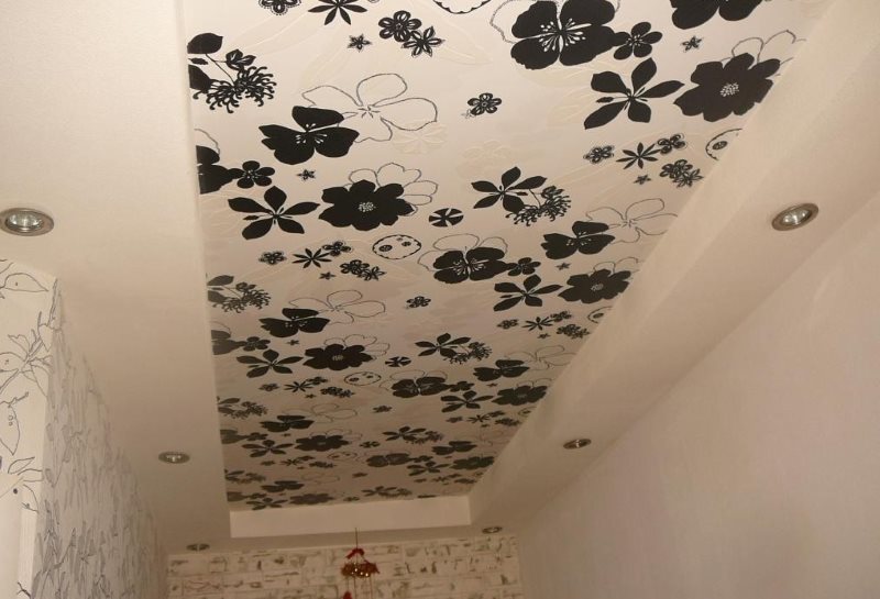 Ob avec des fleurs au plafond d'une salle de bain séparée
