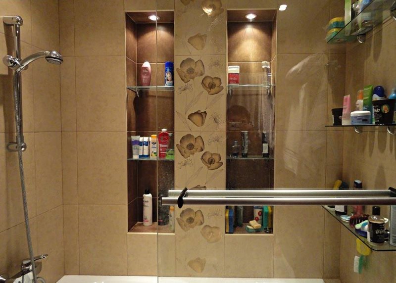 Étagères en verre intégrées dans la niche de la salle de bain
