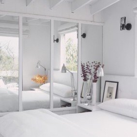 weißer Kleiderschrank für ein Schlafzimmer