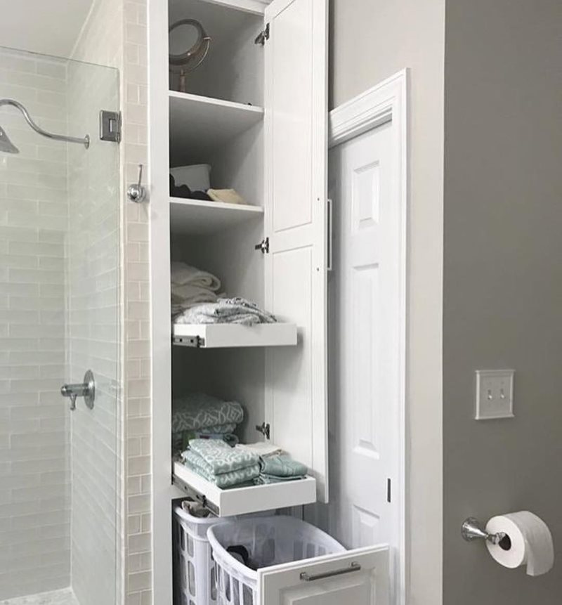 Vertical cabinet with drawers in the bathroom